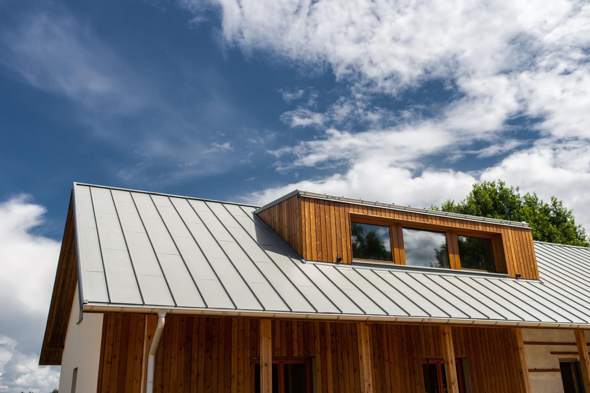Savoy seam plate on a wooden contemporary house